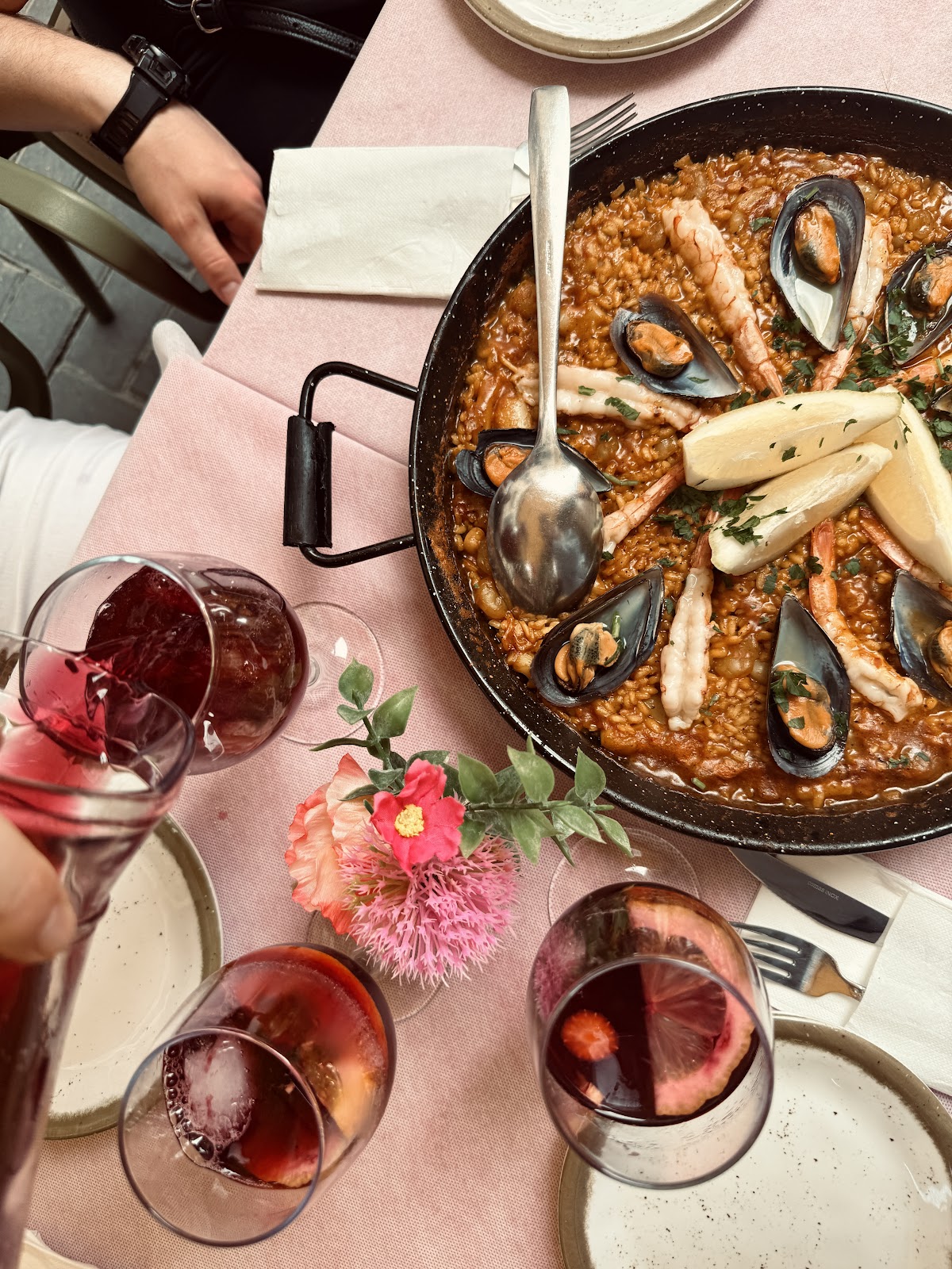 Arroz alicantino servido en sartén
